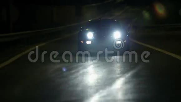 夜间在水泥路上行驶的护卫舰视频的预览图
