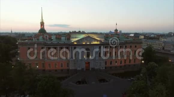 傍晚可鸟瞰圣彼得堡迈克尔城堡视频的预览图