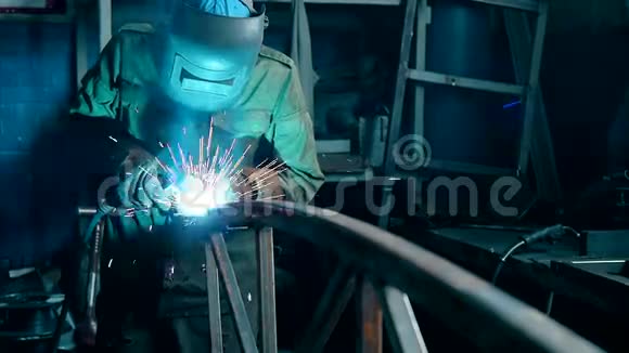 焊工工业汽车零件在工厂视频的预览图