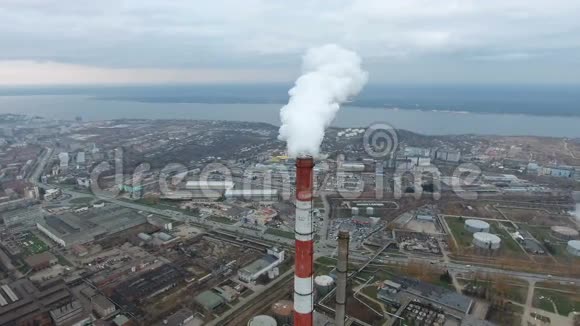 工业烟雾对城镇靠近城市景观的管道吸烟空中观景视频的预览图