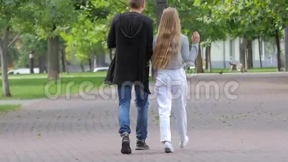 一对相爱的情侣牵手走在一起视频的预览图