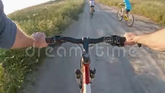 两个孩子和他们的父亲在乡下骑自行车视频的预览图