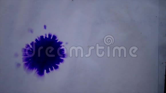 紫色的墨水在湿白纸上散开视频的预览图