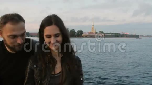 美丽的年轻夫妇在河流和城市的背景下自拍圣彼得堡4K视频的预览图