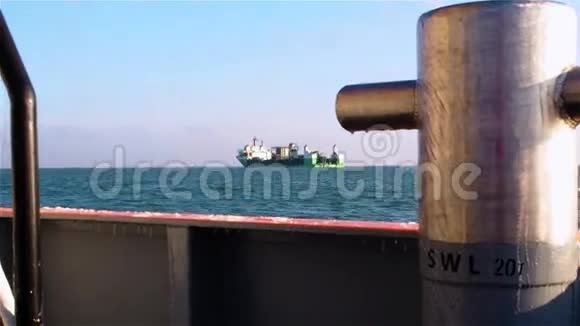 从拖轮甲板上看到远处的绿船船上挂着锚视频的预览图