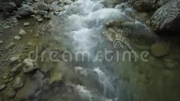 山河在石间流淌视频的预览图