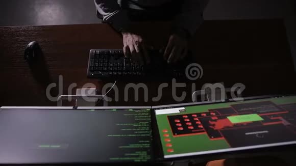 阿拉伯语IT专家晚上在电脑上工作黑客破坏了计算机代码视频的预览图