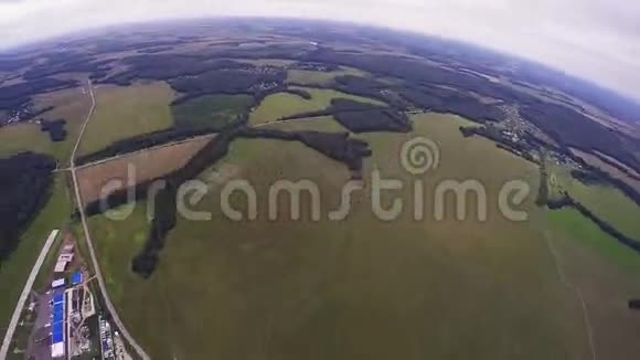 专业跳伞员乘降落伞飞越绿野森林身高阳光明媚视频的预览图