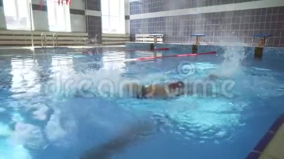 一个年轻人正在游泳池里游泳游泳训练视频的预览图
