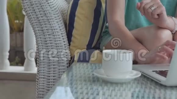 美丽的年轻女子在花园别墅喝咖啡视频的预览图