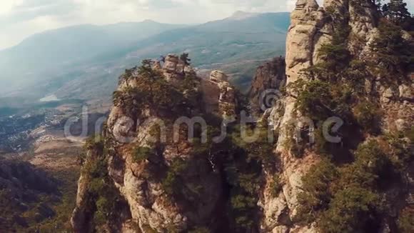 BeshKosh山和柏拉图的空中景观靠近Bakhchisaray克里米亚视频的预览图