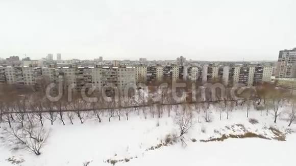 大城市从鸟的飞行冬天视频的预览图