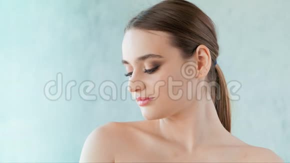 美丽的女人干净的皮肤和专业的化妆摆姿势在工作室视频的预览图