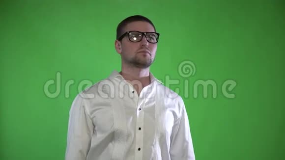 一个戴着刚毛和眼镜的变形人用绿色背景上的全息图控制着他的手视频的预览图