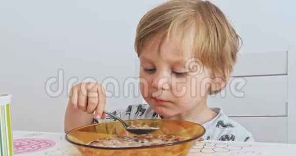 可爱的吃东西的小男孩视频的预览图