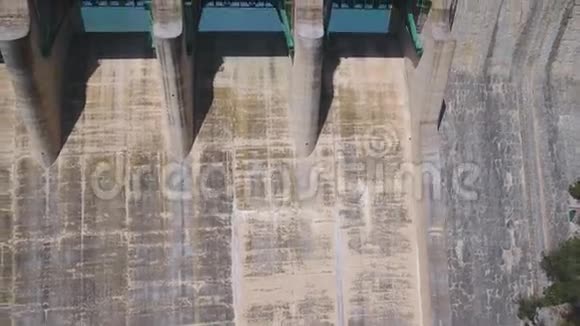 飞越大坝排水沟上升摄像机视频的预览图