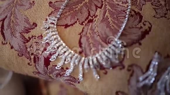 婚礼沙发上美丽的装饰品视频的预览图