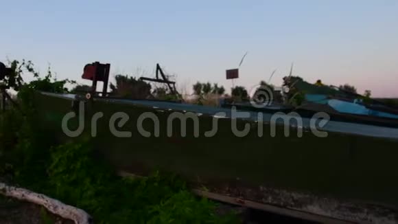 夏日湖旧渔船全景日落景色低自由度视频的预览图