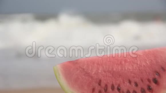 夏天海边的西瓜视频的预览图