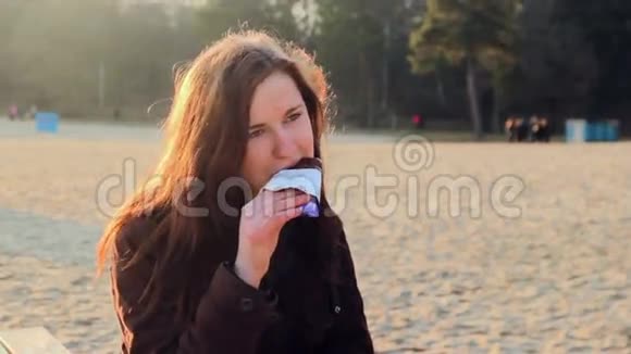 小女孩在河岸吃巧克力视频的预览图