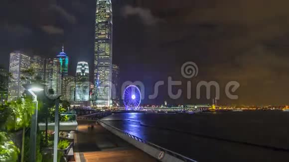 摩天大楼夜间时间推移和香港观察轮这是该市最新的旅游景点视频的预览图