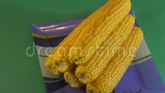 饭桌上的煮玉米视频的预览图