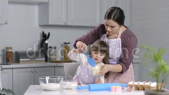有特殊需要的儿童与母亲一起烘焙视频的预览图