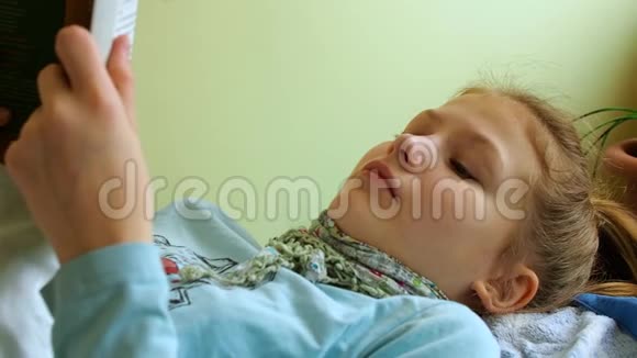 脖子上戴着围巾的女孩在床上看书在为医生哭泣视频的预览图