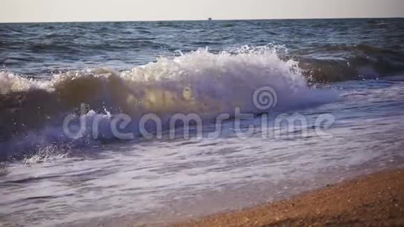 晨海的海浪慢动作视频的预览图