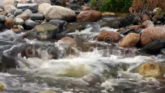 缓慢的水流过岩石视频的预览图