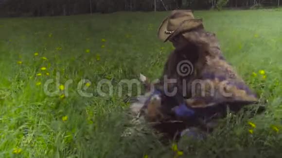 年轻女子和一只狗在田野上奔跑视频的预览图
