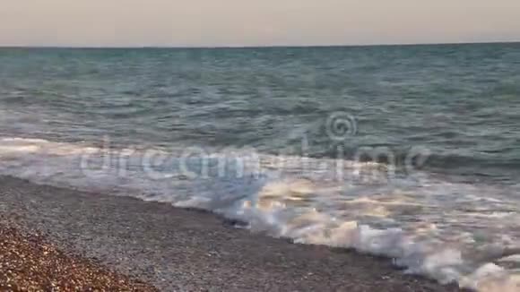 海浪克里米亚海晴朗天气下的高浪暴风雨警报干净的海滩沙滩和贝壳视频的预览图