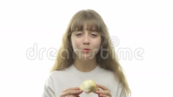 金发少女吃梨视频的预览图