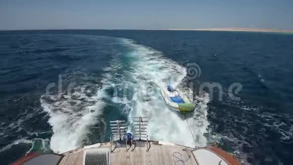 从斯特恩乘坐豪华游艇俯瞰热带海洋视频的预览图