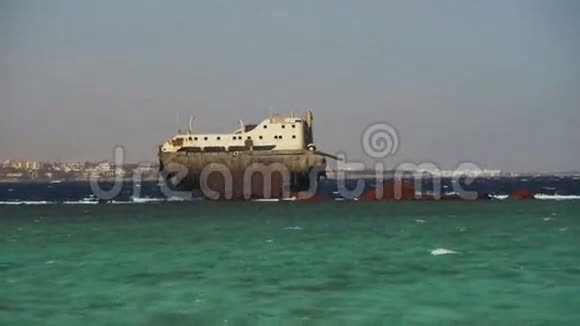 埃及红海珊瑚礁附近的沉船视频的预览图