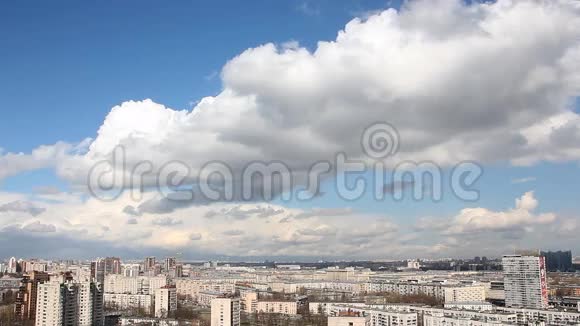 城市景观美丽的白云笼罩着城市视频的预览图