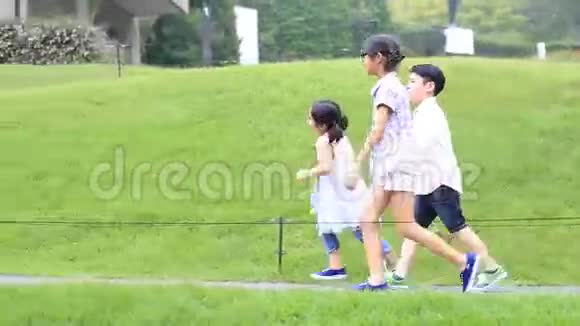 快乐的亚洲孩子在公园散步时到处跑笑着视频的预览图