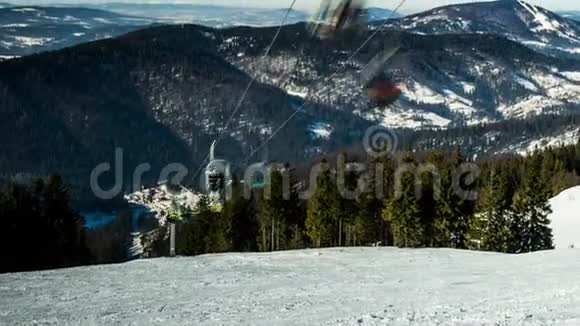 在阳光明媚的卡帕坦山滑雪场滑雪缆车时间流逝视频的预览图