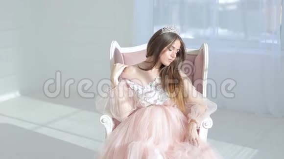 穿着豪华粉色裙子的怀孕女孩视频的预览图
