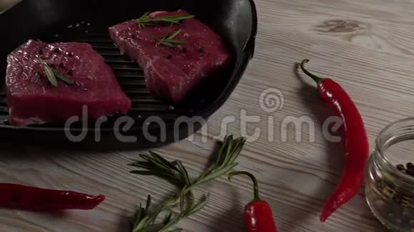 牛肉片放在平底锅上里面有胡椒迷迭香斧头和大蒜视频的预览图