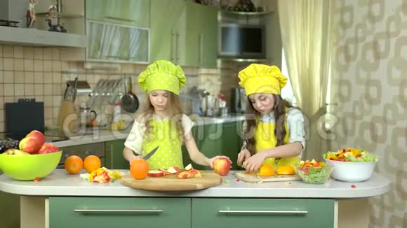 厨房里的小女孩视频的预览图