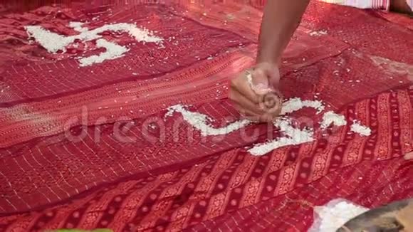 婆罗门举行印度婚礼用大米制作视频的预览图