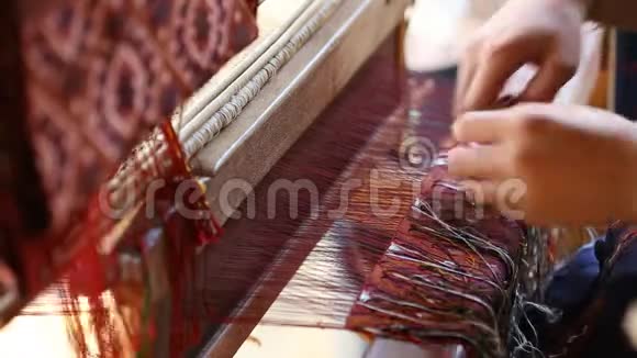 泰国传统织机艺术作品视频的预览图