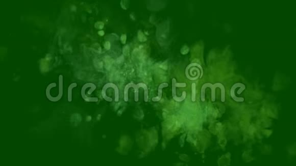 水彩装饰彩色印迹背景上的绿色圣诞树视频的预览图