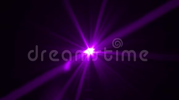 紫色粉红色的光线在黑色背景上爆发深蓝色闪烁着神奇的光芒视频的预览图