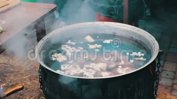 一大碗热汤是为人们街上的食物快餐街上的小吃美味可口的视频的预览图