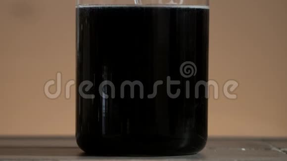 试管关闭瓶中的黑色液体瓶子里的液体会变色视频的预览图