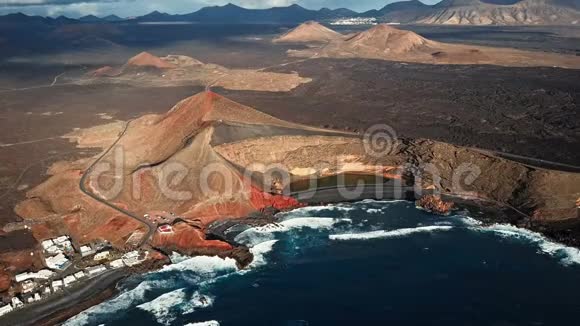 飞越西班牙加那利群岛兰萨罗特火山埃尔戈沃湖视频的预览图