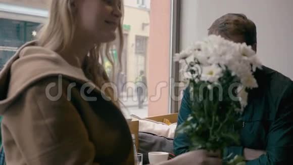 可爱的情侣在咖啡馆里互相看着视频的预览图