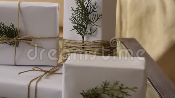 优雅的白色手工礼品盒和新鲜的杉树枝视频的预览图